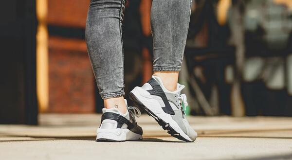 Nike Wmns Air Huarache Run 